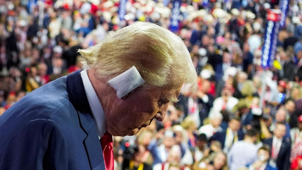 Donald Trump reaparece con la oreja vendada el primer día del la convención republicana.