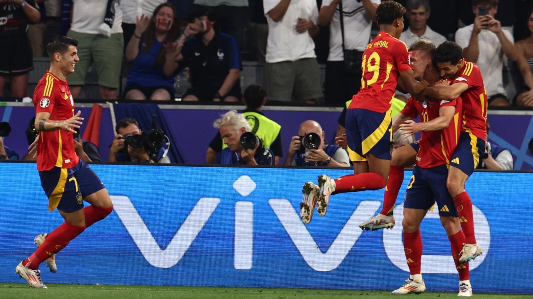 Los jugadores de España celebrando con el logo de vivo en las pantallas.