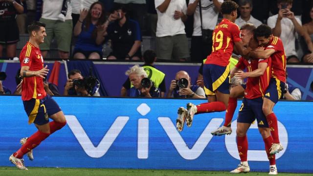 Los jugadores de España celebrando con el logo de vivo en las pantallas.