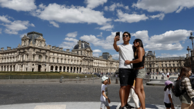 Turistas frente al Louvre, Francia.