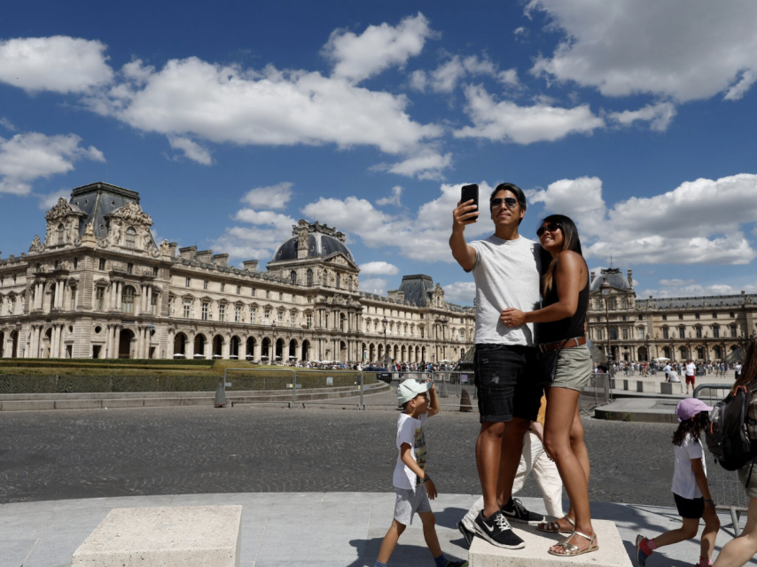Turistas frente al Louvre, Francia.