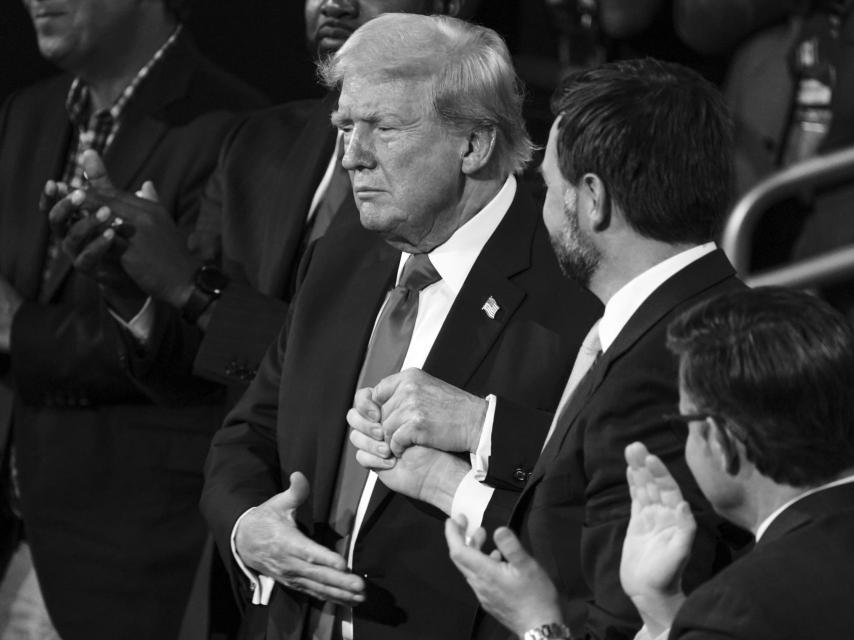 Donald Trump le da la mano a su candidato a vicepresidente, J. D. Vance.