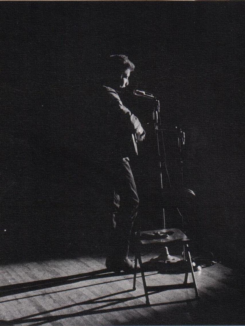 Bob Dylan meses después de publicar The Freewheelin’ en un concierto en la Universidad de St. Lawrence, Nueva York via wikimedia commons
