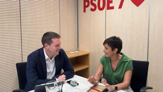 El secretario xeral del PSOE compostelano, Aitor Bouza, y la ministra de Vivienda, Isabel Rodríguez.