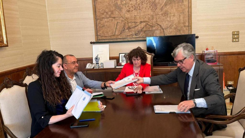 La alcaldesa de Santiago mantiene un encuentro con el presidente de la CEG.