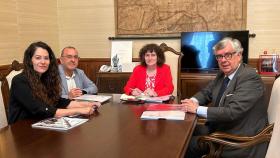Reunión entre la alcaldesa de Santiago y el presidente de la CEG.