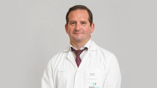 El doctor Emanuel Barberá, oftalmólogo del Instituto Oftalmológico Quirónsalud A Coruña.