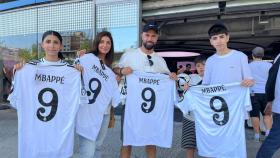 Una familia ha viajado desde Dinamarca sólo para acudir a la presentación de Mbappé con el Real Madrid.