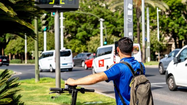 Un turista fotografía un termómetro que marca 52 grados en Sevilla.