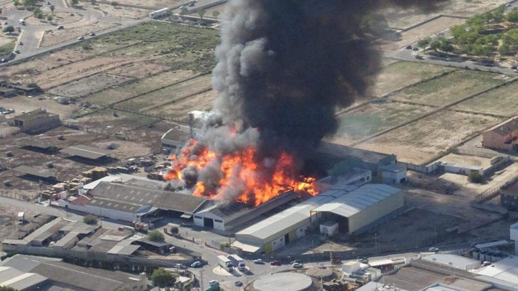 Una vista aérea del incendio que ha afectado a las instalaciones de Rocaenva.
