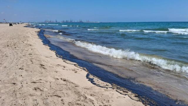 Imagen del vertido en la playa de El Saler. @perlhorta