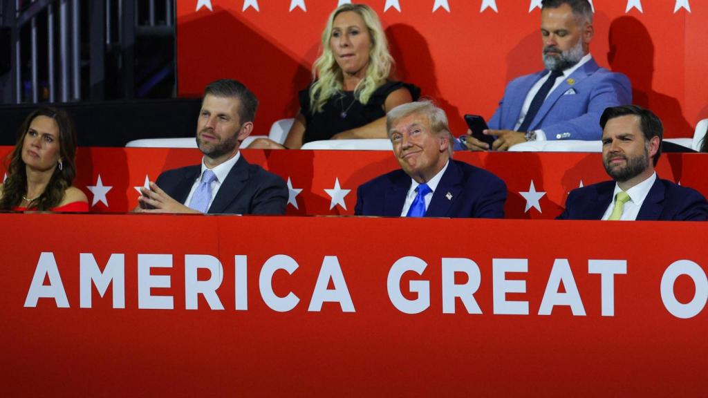 Trump y J.D. Vance escuchan el discurso de Nikki Haley en la Convención republicana.