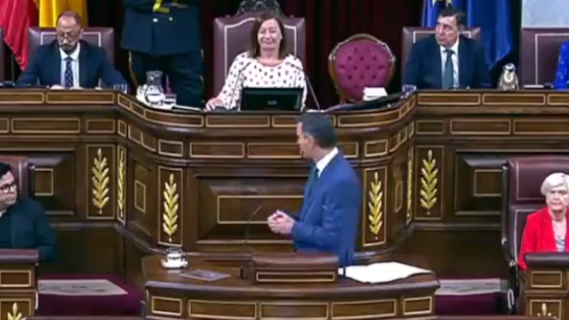 Pedro Sánchez interrumpe su alocución para pedir a Francina Armengol que mande callar a los diputados del PP.