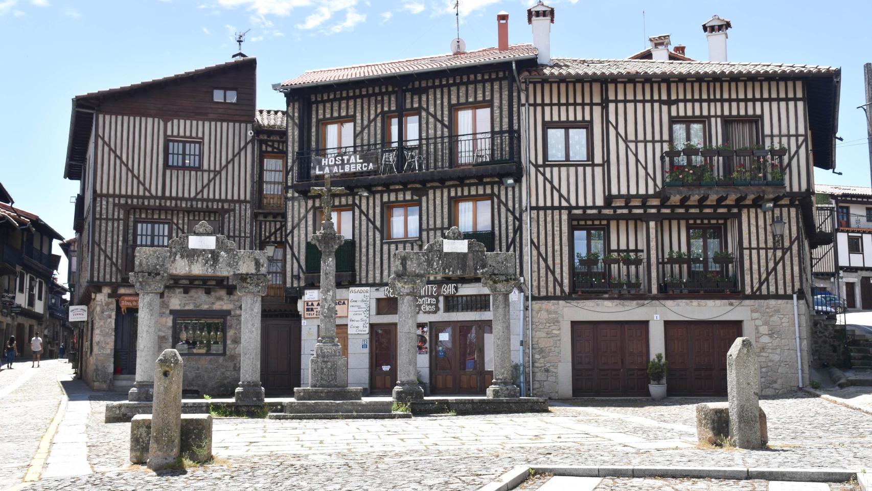 La Alberca y su crucero a la entrada del pueblo