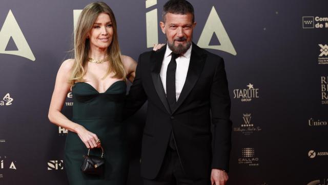 Antonio Banderas junto a su pareja, Nicole Kimpel.