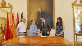 Firma del convenio entre el Ayuntamiento de Salamanca y Cáritas para 2024