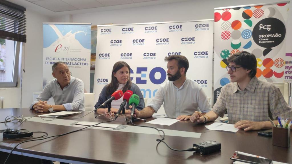 Firma del convenio de la feria de Fromago entre Eilza y Azeco