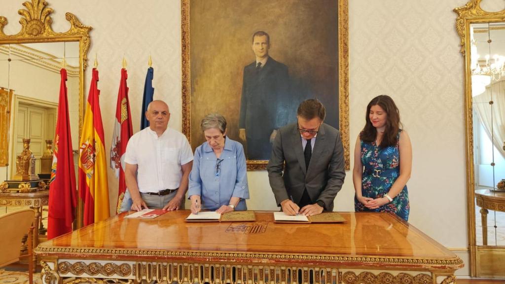 Firma del convenio por parte de Carmen Calzada y Carlos García Carbayo