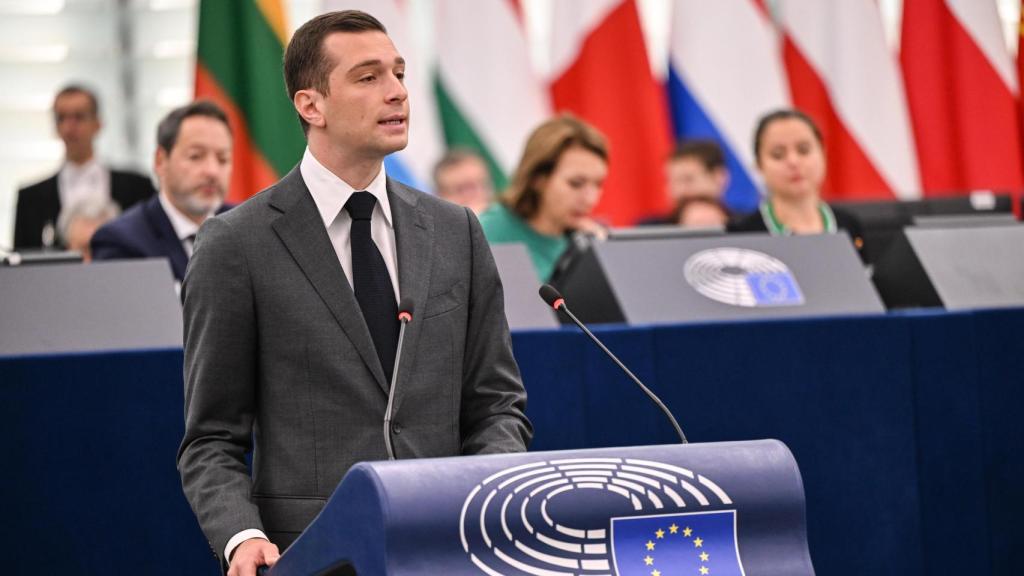 El líder de los Patriotas por Europa, Jordan Bardella, durante el debate sobre Ucrania de este miércoles en el pleno de la Eurocámara