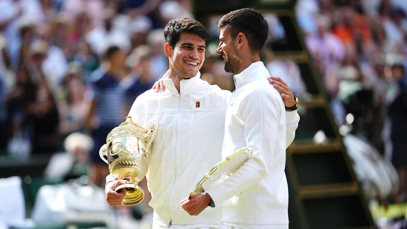Alcaraz y Djokovic en la entrega de premios de Wimbledon 2024