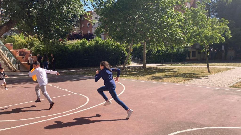 Los niños combinan un ahora de deporte y una hora de estudio