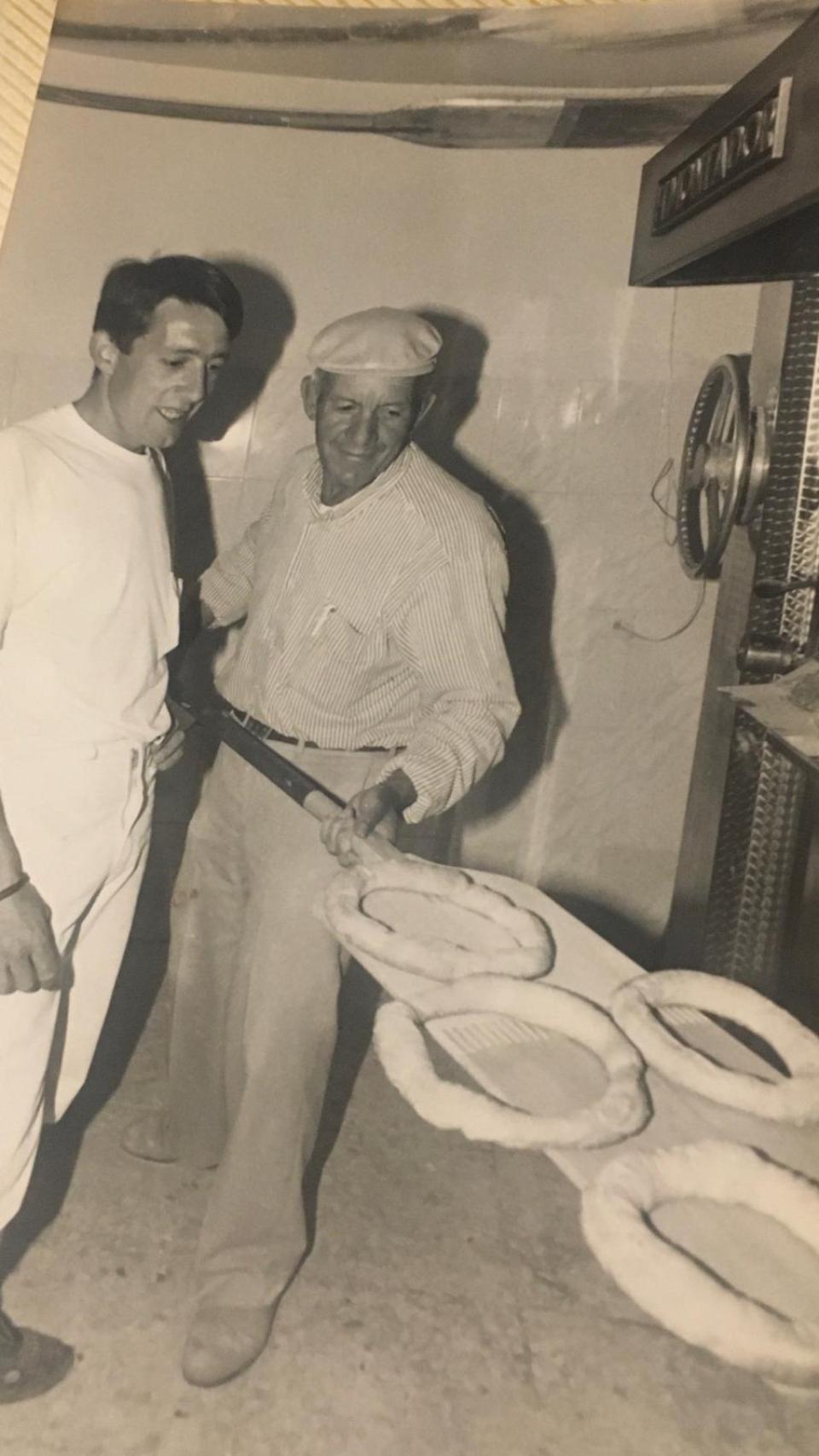 Nano, junto a su padre, Aureliano, en la panadería de Granada donde trabajaba.