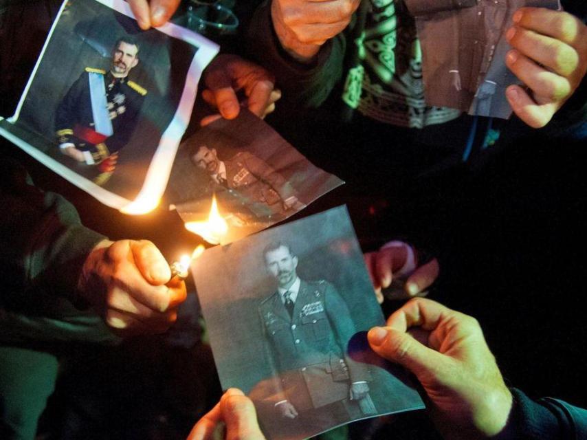 Unos manifestantes queman fotografías de Felipe VI en Girona en 2018.