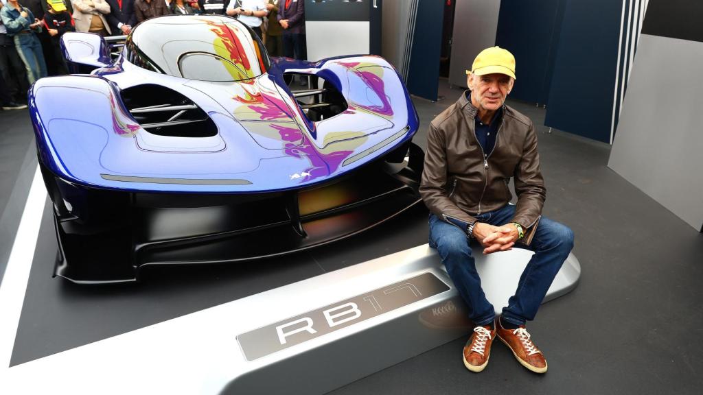 Adrian Newey, junto al superdeportivo RB17 diseñado para Red Bull