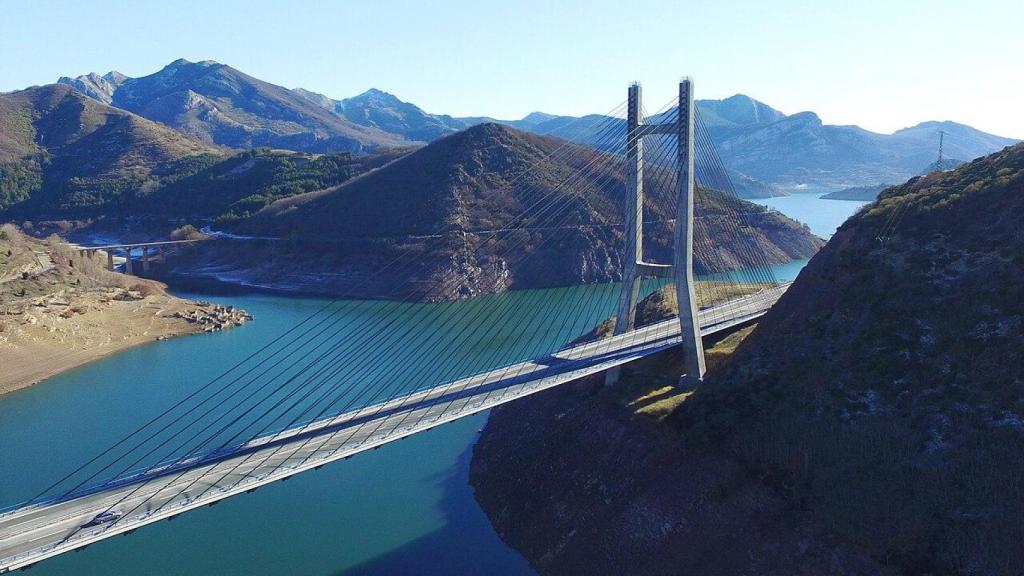 Puente Carlos Fernández Casado, sobre el embalse de Luna