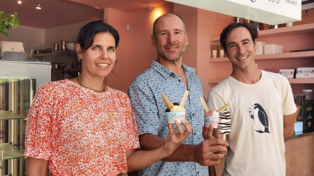 Raquel Perramón y los hermanos Gonzalo y Jorge Infante, en su heladería Fraganti.