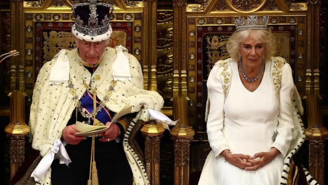 Carlos III y la reina Camila en la apertura del Parlamento.