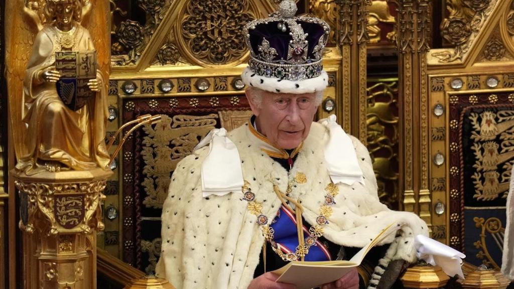 El rey Carlos III pronunciando el discurso laboralista.