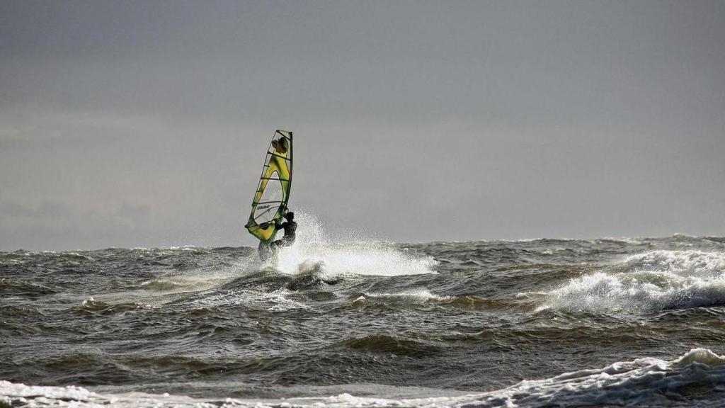 Un deportista practicando windsurf.