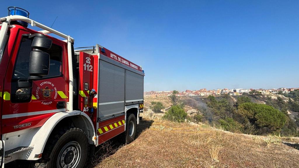 Camión de los Bomberos de Zamora en Valorio, donde se ha producido el incendio