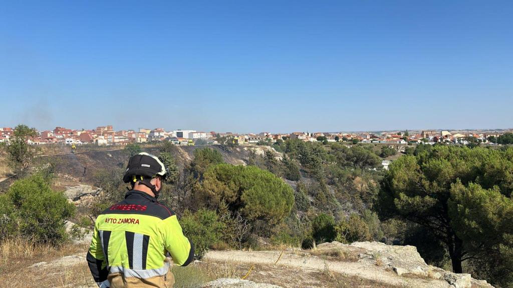 El incendio de Valorio, desde una de las laderas donde se ha producido el fuego