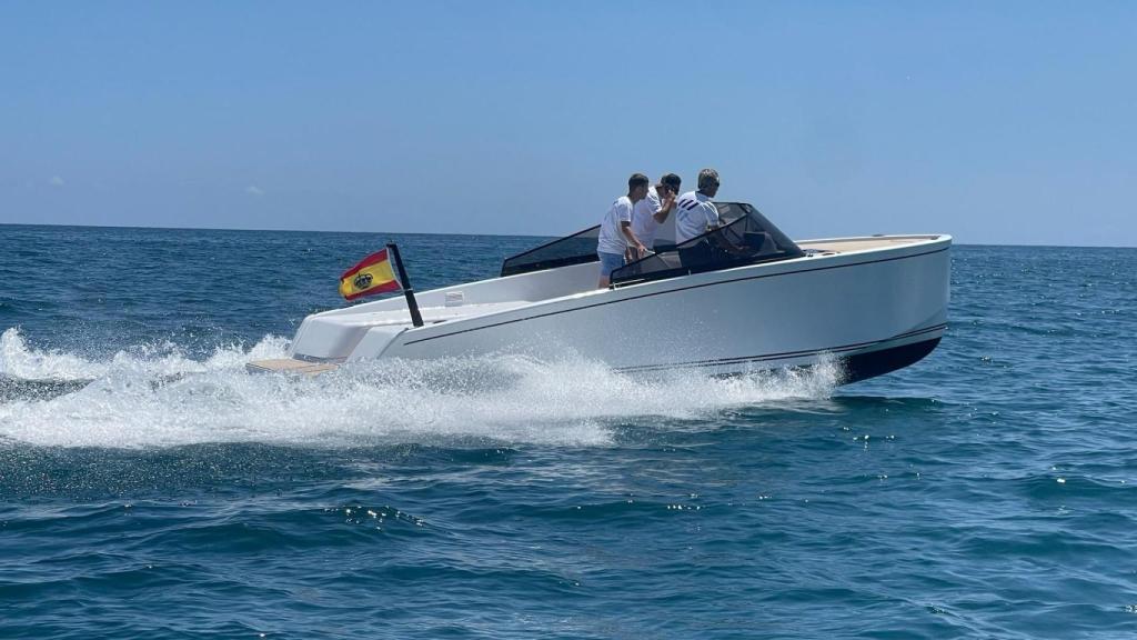 Barco de hidrógeno de MadBlue Marine, durante su llegada a Mónaco a principios de julio. La compañía participó en el evento Yacht Club de Mónaco.