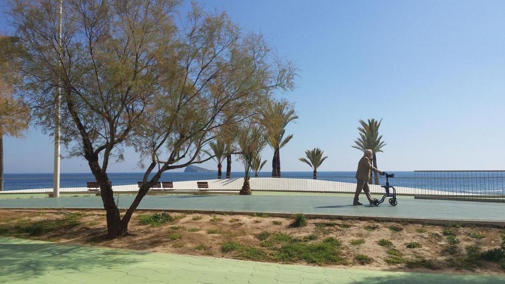 Un anciano pasea por Benidorm.