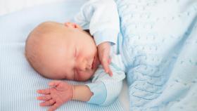 Un bebé durmiendo, en una imagen de Shutterstock.