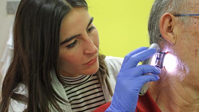 Una dermatóloga de Ribera revisa manchas y lunares de un paciente.
