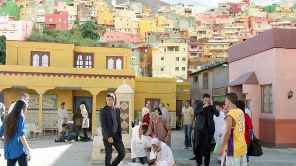 Set de rodaje que recreaba el barrio ceutí de El Príncipe, con Álex González en el centro.