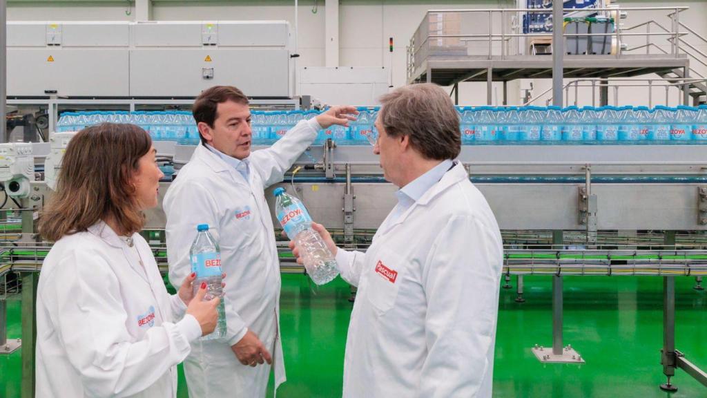 El presidente de la Junta, Alfonso Fernández Mañueco, durante su visita a la fábrica de Bezoya, este miércoles
