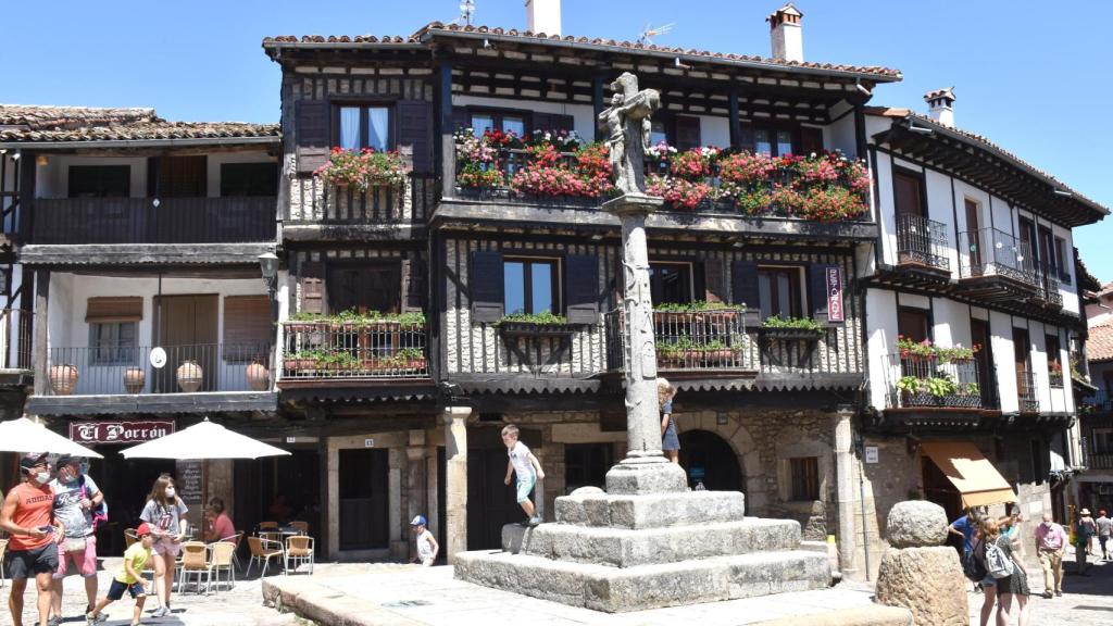 La plaza Mayor de La Alberca con su crucero, los geranios colgando de los balcones y su arquitectura medieval