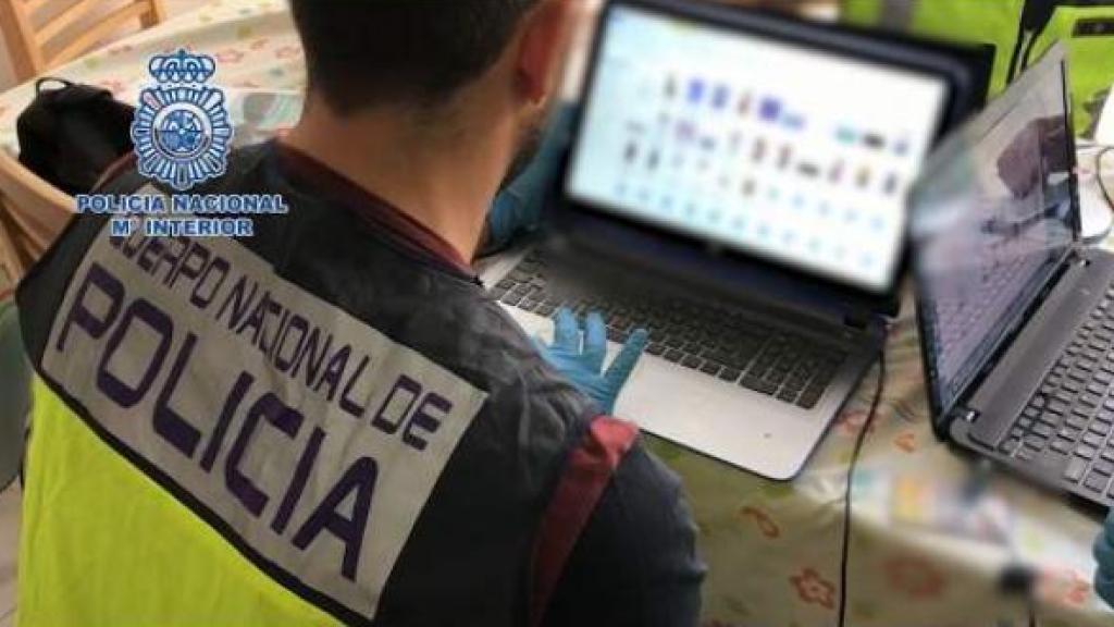 Un policía durante una investigación contra la pedofilia.