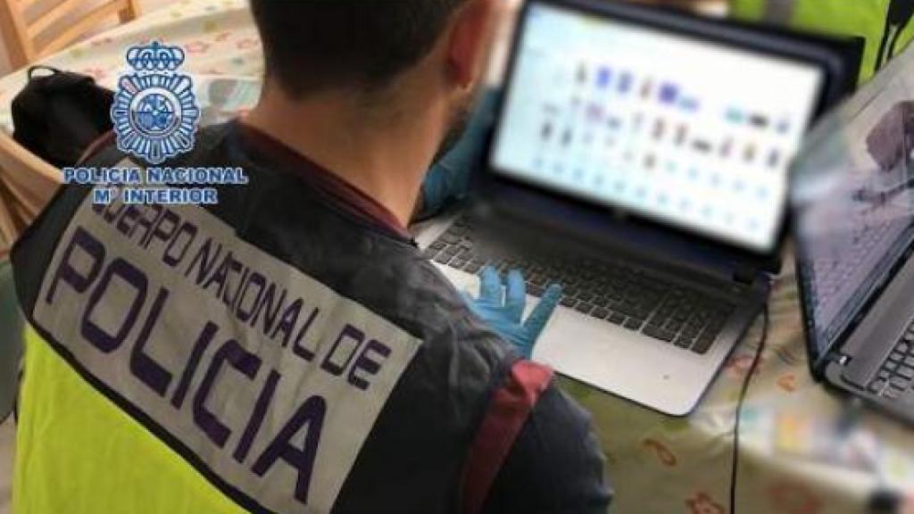 Un policía durante una investigación contra la pedofilia.