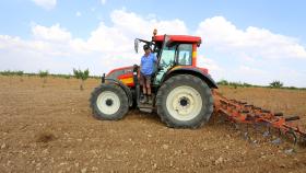 Un agricultor con su tractor en Villafuerte de Esgueva