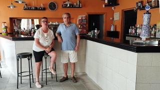 Juan Antonio, Eva y un bar con 68 años en un pueblo de Valladolid: “Tenemos una clientela fija que disfruta con el mejor vermú”