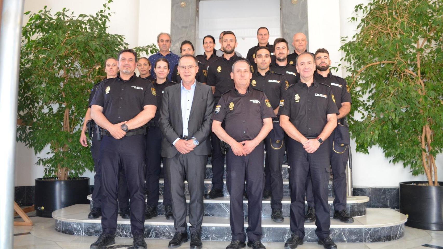 El subdelegado del Gobierno, Ángel Blanco recibe a los ocho nuevos agentes