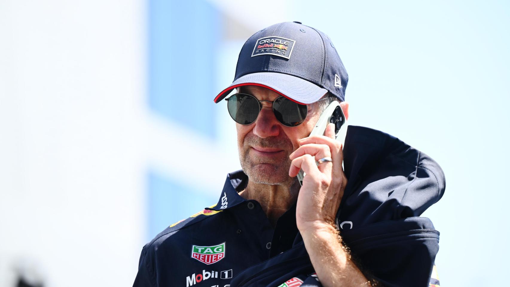 Adrian Newey hablando por teléfono