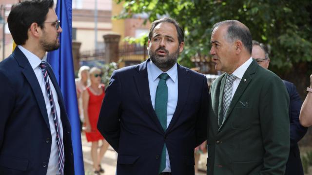 Paco Núñez, este miércoles en Talavera con el alcalde, José Julián Gregorio, y el diputado Santi Serrano.