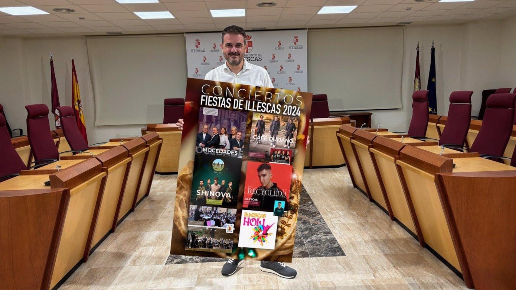 El concejal de Festejos, Raúl Casla, junto al cartel de conciertos. Foto: Ayuntamiento.